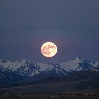 Полюбуйтесь "клубничной луной"!: Фотография
